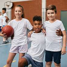 Des élèves qui jouent au basketball.